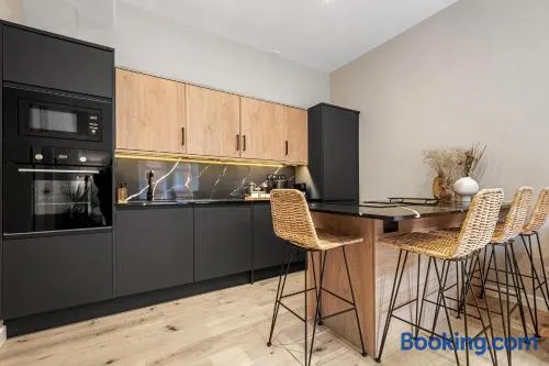 Stylish 1 Bed City Centre Apartment (Sleeps 4) - Image 1