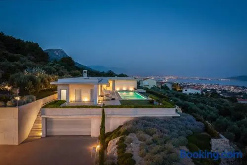 Encantadora villa con jardín, barbacoa y piscina | Vistas al agua - Image 1