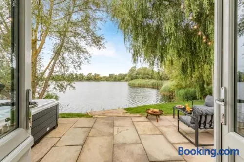 2 Elm Water lakeside hideaway - Image 1