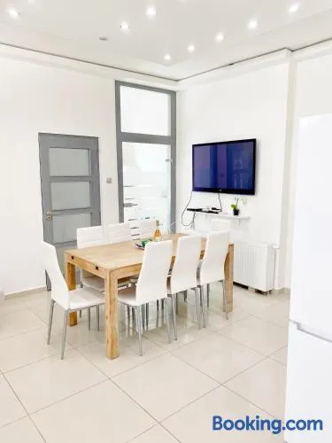 LUXURY apartment in the centre AC Parking Garden - Image 1