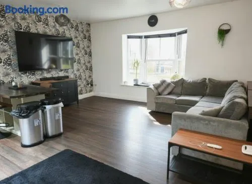 2 Bed Flat - Close to airport & station - Image 1