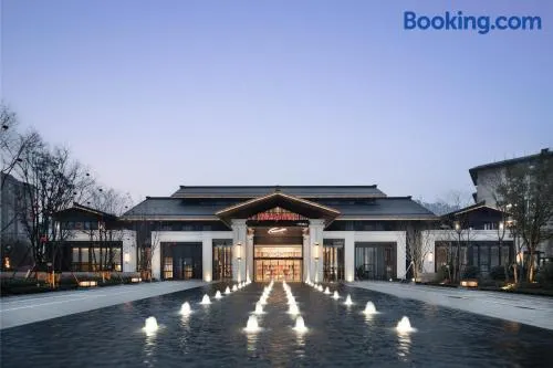 峨眉山景区希尔顿欢朋酒店 - Image 1