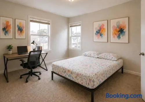 Cozy Room in Great Location - Image 1