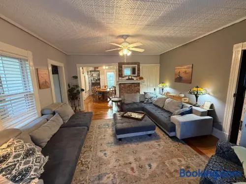 Lovely apartment with King bed, 2 twins & 2 sofas - Image 1