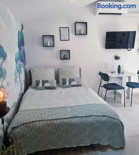 Coastal Gem - Private Parking & Air Conditioning - Image 1
