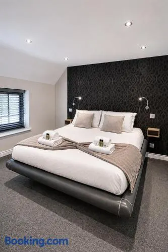 Luxury 4BR En-suite Lodge Business Stays with Parking - Image 1