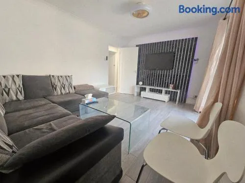 Comfy Apartment Near Shops & Station - Image 1
