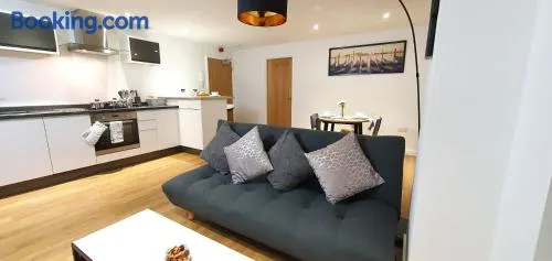 Northampton 2 Bedroom Town Centre Apartment close to University, Hospitals, Brackmills - Image 1