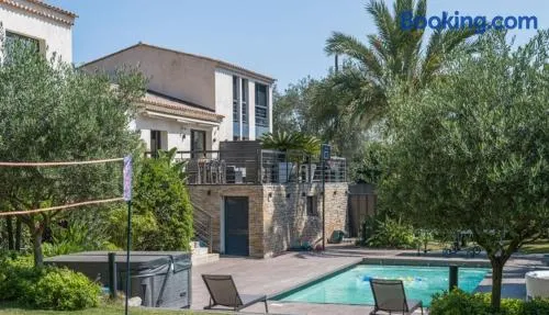 3 Bedrooms Apartment Villa with Private Garden and Pool - Image 1
