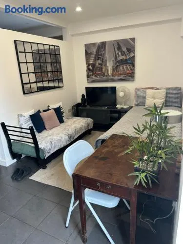 Modern flat in Egham by Royal Holloway University Royal Ascot and Windsor near Heathrow Airport - Image 1