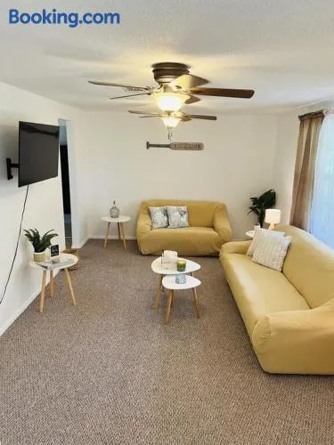 House of Shells, beautiful garden, fenced yard, dog friendly, fire pit! - Image 1
