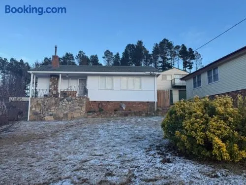 Cosy Cooma Holiday Home in the Snowy Mountains - Image 1