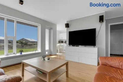 Stylish 3BR Apartment with Garden and Free Parking - Image 1
