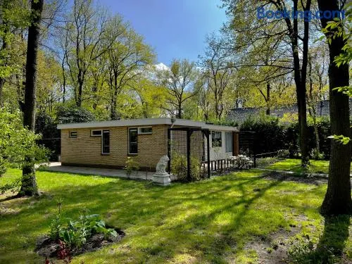 Veel eigen en omheinde grond in dit luxe huisje! - Image 1