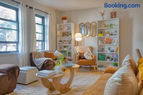 Spacious 3BR in Flatbush w King Bed, 2 Queens, Fast Wifi, AC - Image 1