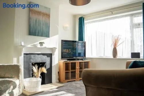 3 Bedroom home in Milton Keynes with Free Parking, WiFi and SKY TV - Image 1