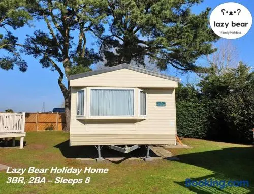 Charming 3-Bed Holiday Home in Poole Rockley Park - Image 1