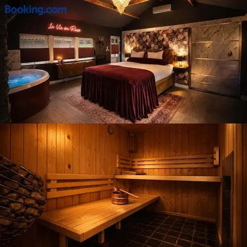 Wellness Tuin Horst Noord Limburg - Suite met Indoor Jacuzzi en Openhaard en privé Sauna - in Romantische stijl - Gratis Fles Prosecco & Leuke Partner connect box ! - Ultieme Partner Beleving - Image 1