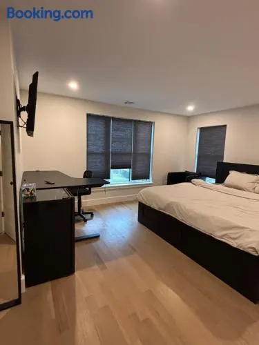 Modern bedroom in Weymouth with private bath - Image 1