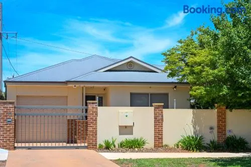 Griffith Prestige Apartment - Image 1