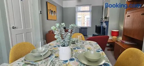 St Pauls Terrace - 2 bed house nr Train Station - Image 1