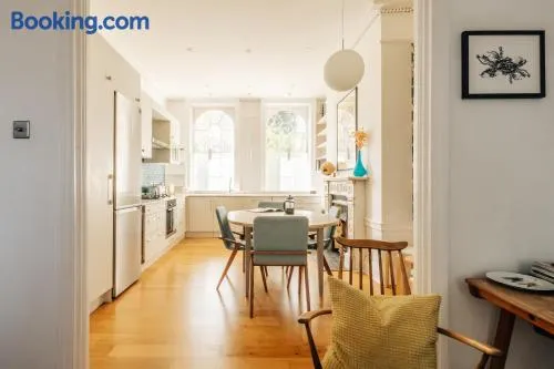 Homely 4 bedroom flat with private courtyard near Angel, East London - Image 1