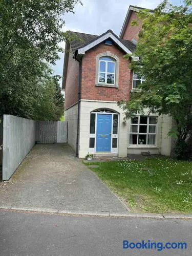 Stunning semi-detached townhouse, Holywood, Sleeps 6 - 10 mins from Belfast - Image 1