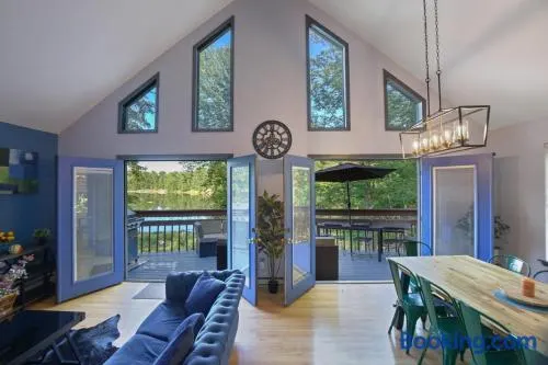 5 Bedroom Cozy Retreat Lakefront - Image 1
