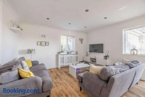 Host & Stay - Meadow Way - Image 1