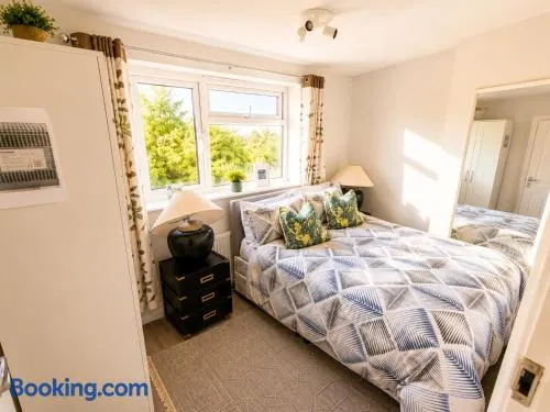 Modern Private Rooms with Free Parking & Shared Facilities - Image 1