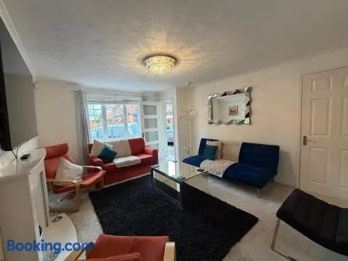 Batley Central 3BR Stay Ideal for Families & Contractors - Image 1