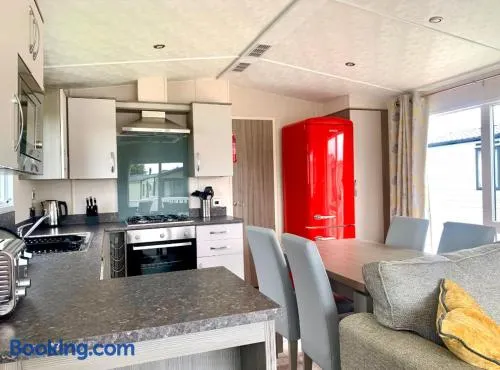 Coastal Retreat Sleeps 6 - Near Beach w Parking - Image 1