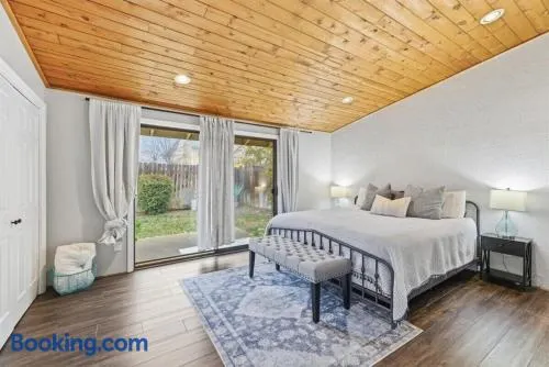 Stay in the heart of Medford - Image 1