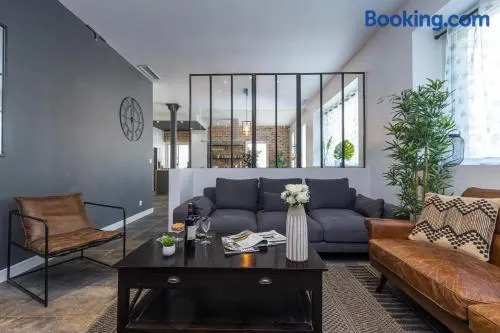 Extra spacious Apartment 5 min walk to Sea & Tram - Image 1