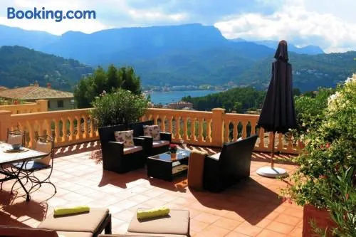 Apartamento en el Puerto de Sóller con gran terraza privada y vistas al mar. Piscina comunitaria. Localizado en un zona tranquila y muy soleada. Wifi gratis disponible. Parking. - Image 1