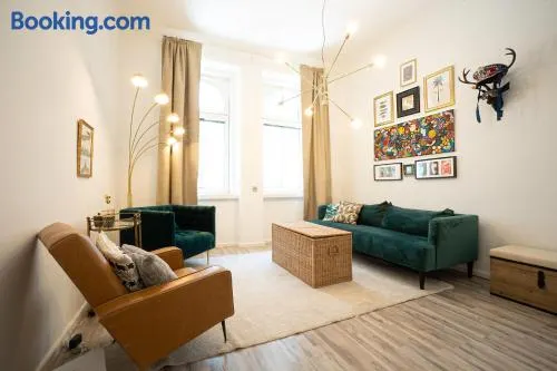 2-room apartment on the first floor with designer renovation. Exit to the courtyard. 15 minutes to Schloss Schönbrunn - Image 1