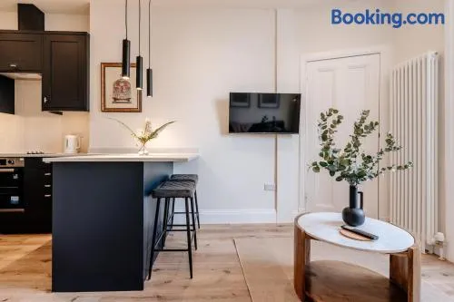 Stylish Portobello Flat near Beach with Free parking and Fast WiFi - Image 1