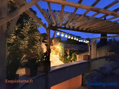 L'Exquishette de Lourmarin, un nid sur les toits. - Image 1
