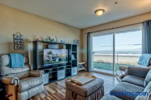 Modern Ground Floor Beachfront Condo Suite - Sleeps 4 - Pool and Sauna - Image 1