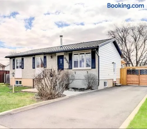 Family-Friendly Spacious 2BR Cozy Basement Suite - Near Attractions - Sleepsn5 - Image 1