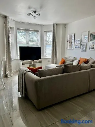 Modern 2 Bed Apartment With Free Parking And Netflix - Image 1