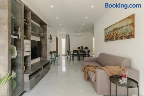 2 bedroom bright apartment - Image 1