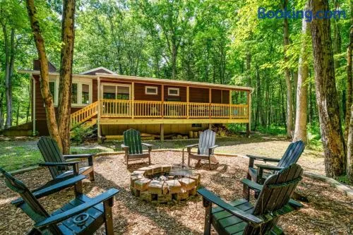 The Little Brown House - Cozy Retreat near Lake - Image 1