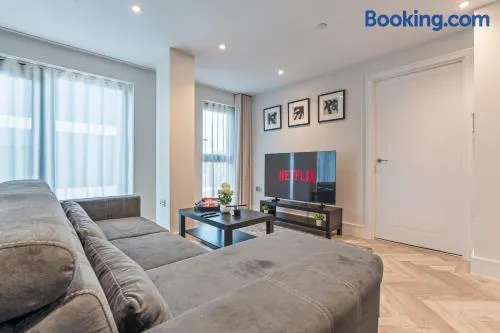 Modern City Apartment - Sleeps 4 - 1 Train to Central - Image 1