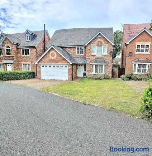 5-bedroom Family Holiday Home Sleeps 7 Garden Parking Pet Friendly North Wales - Image 1