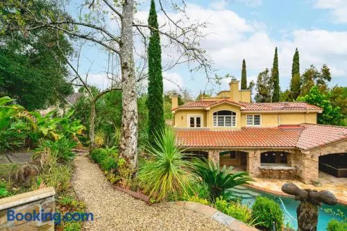 Luxury Villa w Pool Garden & Outdoor Lounge - Image 1