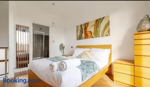 Bethel Suite Canning Town - Free Parking - Image 1