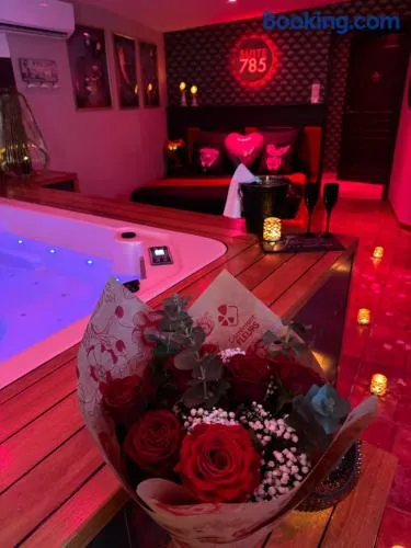 SUITE 785 Chambre Jacuzzi Sauna - Image 1