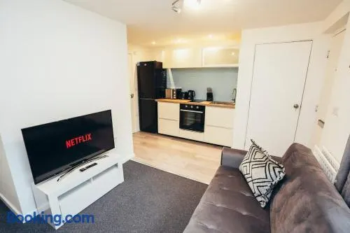 Snug 1 Bed Apartment in Derbyshire with Free Parking - Image 1
