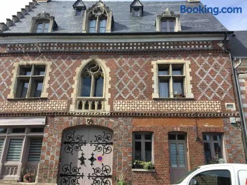Maison charmante à Arques-la-Bataille avec terrasse et cheminée. - Image 1